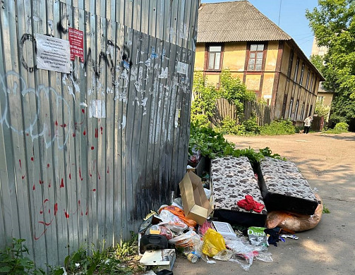 Стихийная свалка у детсада в Иванове разрастается